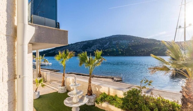 Beachfront luxury villa Vinisce