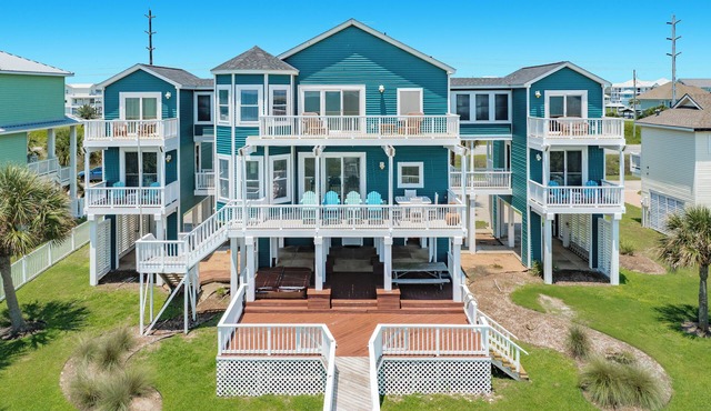 Beachfront Luxury w/Elevator, 5 Suites, 10 Decks+Patio, Private Walkover