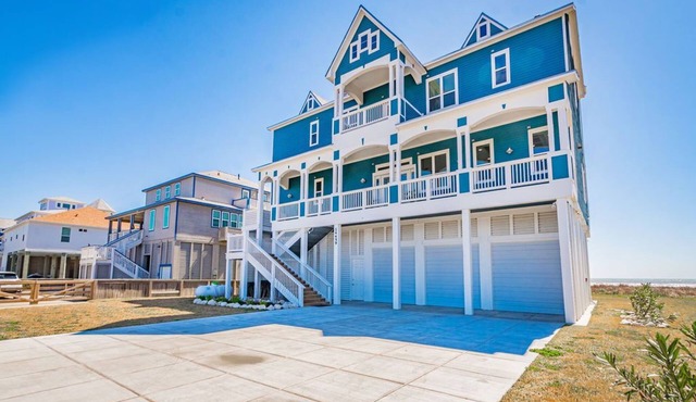 Beachfront Luxury with Elevator/Bikes/Ping-Pong