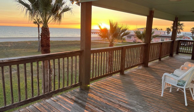 Beachfront Magnolia Beach House Steps from Pier/2 Bdrm & 2 Bath/Boat Parking