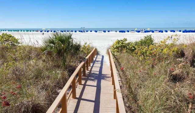 Beachfront Memorable Stay! Pool and Free Parking!