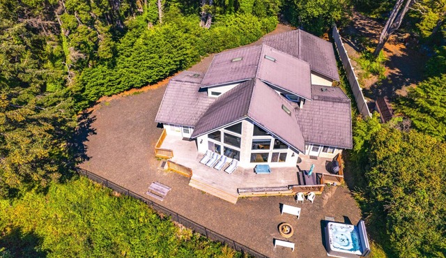 Beachfront Moclips Retreat w/Hot Tub & Fire Pit