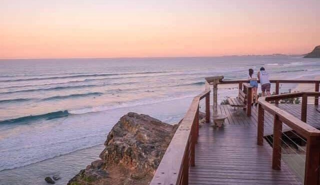 Beachfront North Burleigh Apt near Surf Club