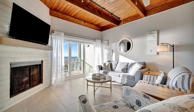 Beachfront Ocean Views Balcony Condo Sleeps 8