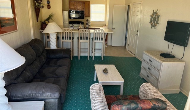 Beachfront One Bedroom Condo with a Pool/2 nights or 7 nights. Pet friendly!