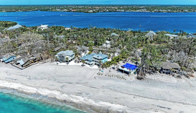 Beachfront Palace with Birdseye Rooftop Deck!