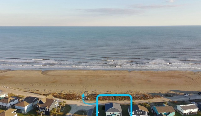 Beachfront Panoramic Views, Covered Patio, Clean, 6 Miles from Town