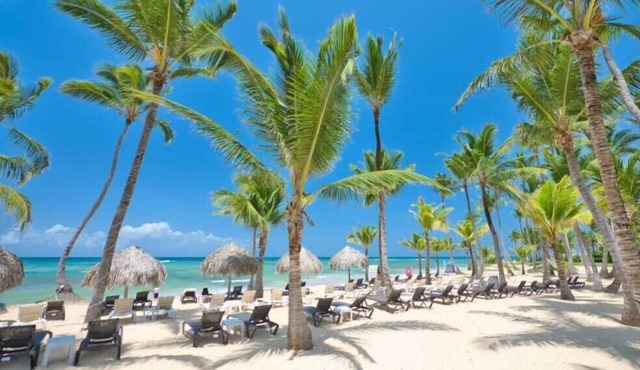 Beachfront Paradise ~ Front Seat to Quintessential Island Living ~ Private Beach