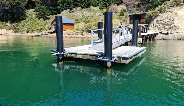 Beachfront Paradise Retreat in your own Private Bay and Floating Jetty