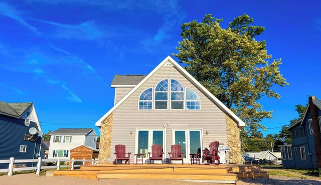 Beachfront Peaceful 4 bedroom House at Sylvan Beach. Family Friendly Sleeps 10!