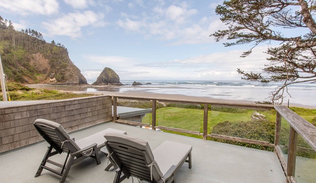 Beachfront, Pet-Friendly, 3 bed, 2 bath, multiple decks, fireplace, big yard, ping pong table.