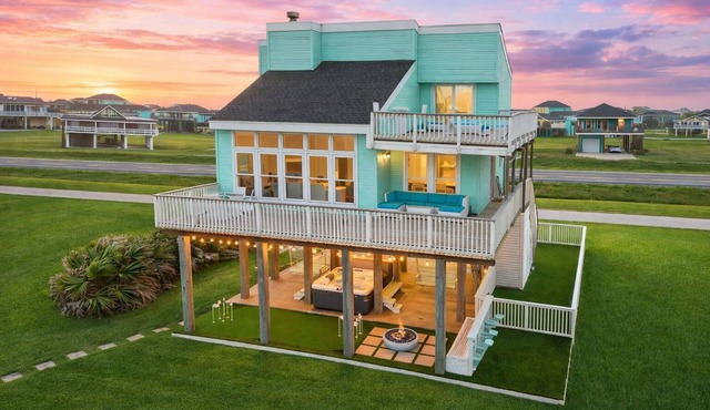 Beachfront Pet Friendly with Hot Tub, Fireplace & Putt-Putt