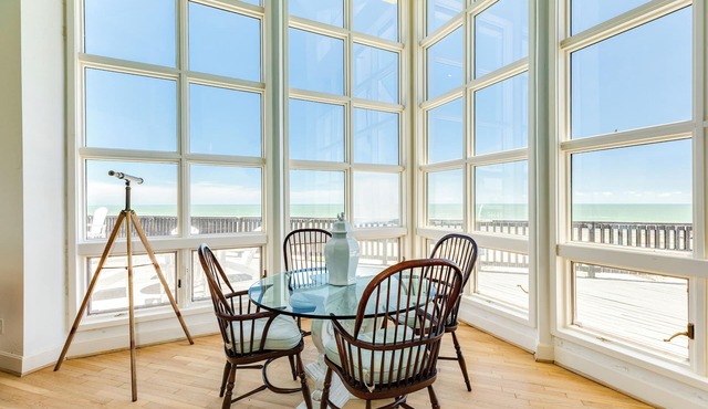 Beachfront & Pet Friendly! Great Gulf Views, Walk to the Beach