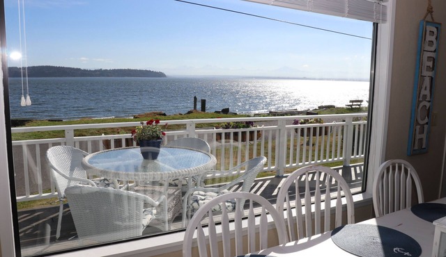 Beachfront picture perfect setting and spacious Whidbey home close to ferry