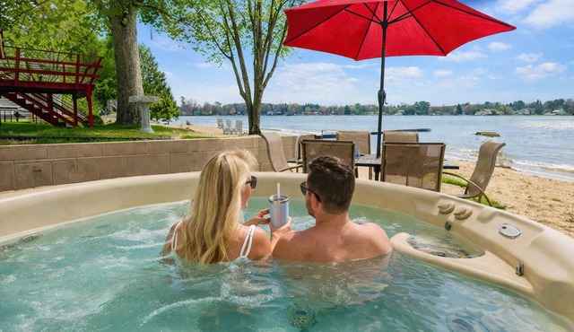 Beachfront! Pontoon Rtl +Hot Tub +Pedal Boat/Kayaks/Paddle Board +Great fishing