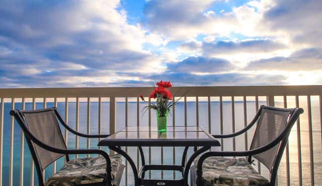 Beachfront - Private Parking - Free beach chair service - Pickleball Courts