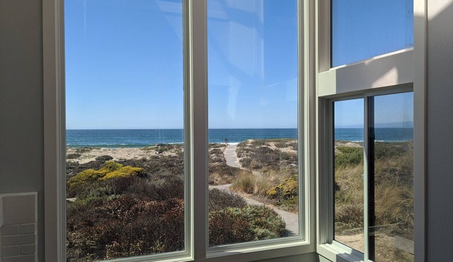 BEACHFRONT Property with Room for Everyone