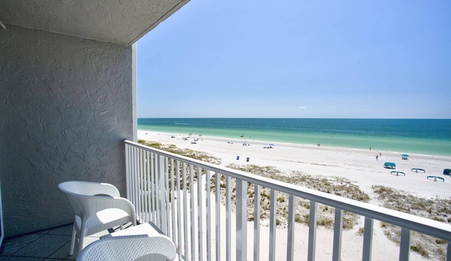 Beachfront Resort. Private Balcony with Beach View, Pool, Tiki Bar, & $400 in Free Fun Activities!