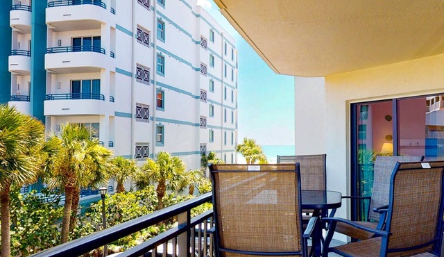 Beachfront Resort w/Pool. Great Location on St. Pete Beach. Private Balcony, Cozy & Comfortable.