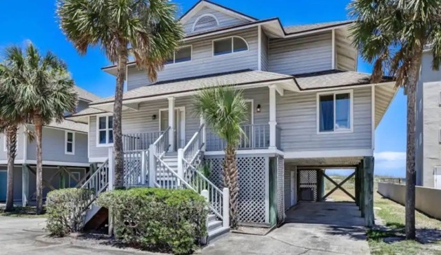 Beachfront Retreat with stunning views. Family sized townhouse