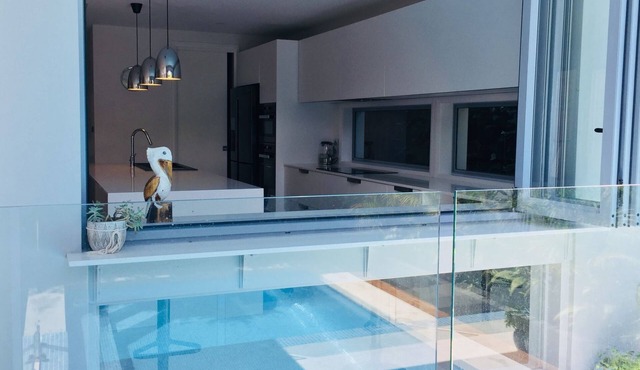 Beachfront retreat in North Curl Curl, heated pool and 100 m from beach.