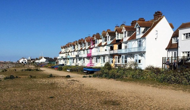 Beachfront Retreat With Panoramic Views Of The Bay