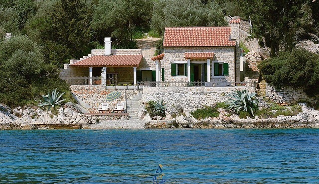 Beachfront Retreat Near Stari Grad
