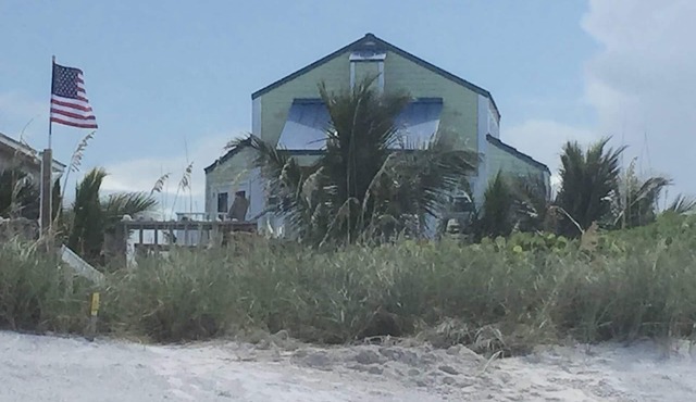 Beachfront/Riverfront - 2 living areas, Flexible 3 Bedroom 3 Bath