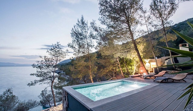 Beachfront robinson cottage with a pool