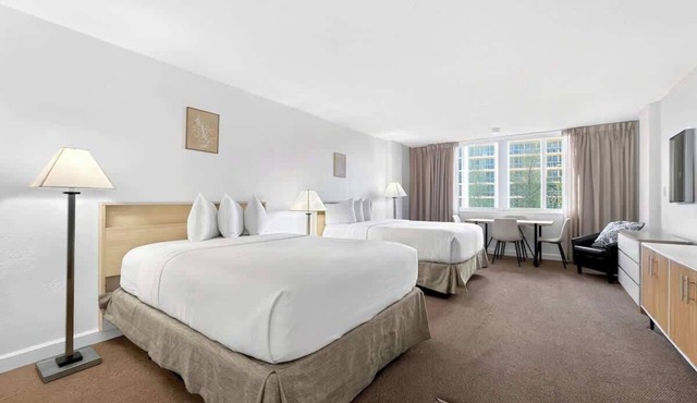 Beachfront Studio w/Pool & Gym | Sunny Isles