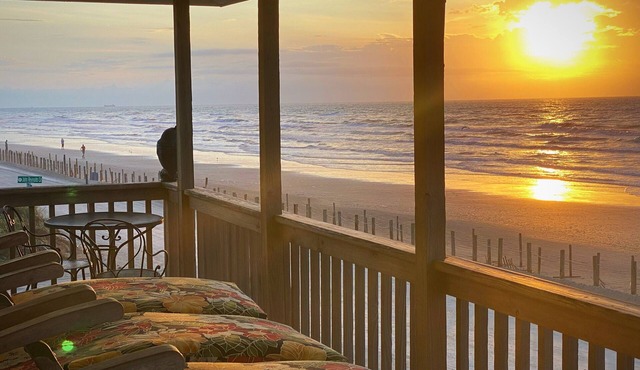 Beachfront Steps to the Sand Gulf Views Pet-Friendly Galveston West End