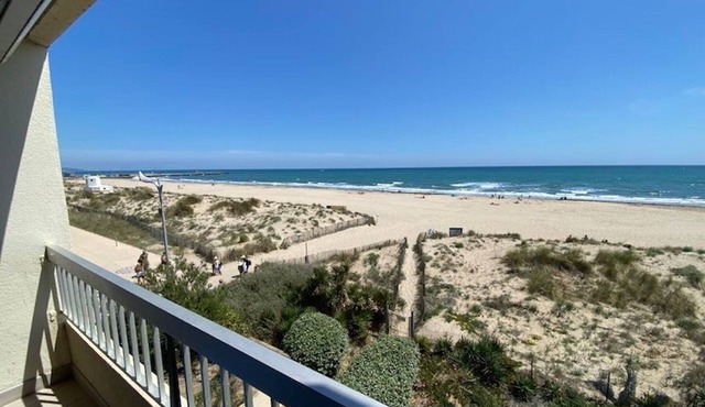 Beachfront studio, large fridge, dishwasher, washing machine, private parking