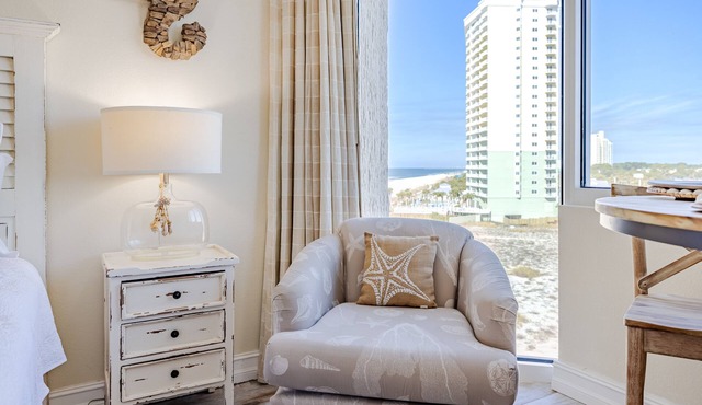 Beachfront Studio, Free Beach Service included with stay
