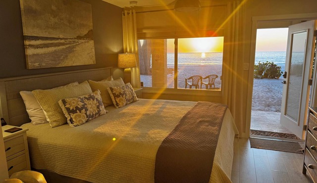 Beachfront Studio on the sand - New Remode,l Free Parking I