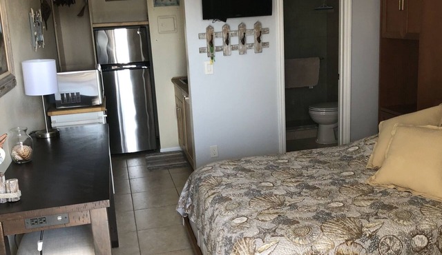 Beachfront Studio Apartment with beach access and Olympic pool