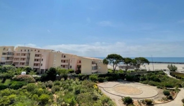 Beachfront studio cabin with air conditioning and private parking in Sète