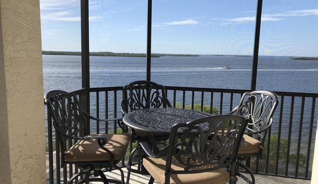 Beachfront Stunning Corner Condo-nAmazing Water views on Private Beach of Resort