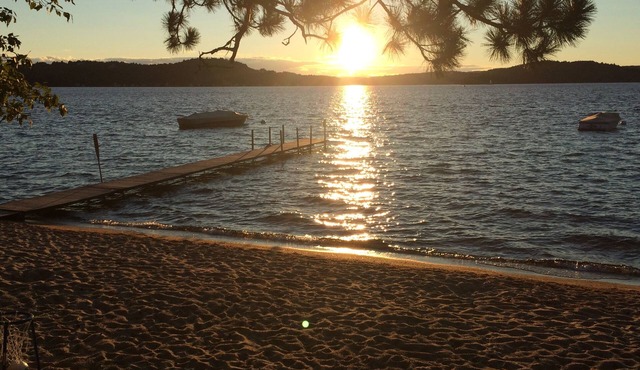 Beachfront Summer Swims, Winter Ski and Snow, and Sunsets on Lake Sunapee!