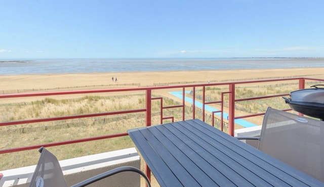 Beachfront T2 Apartment with Balcony, WiFi, Parking - Sleeps 4