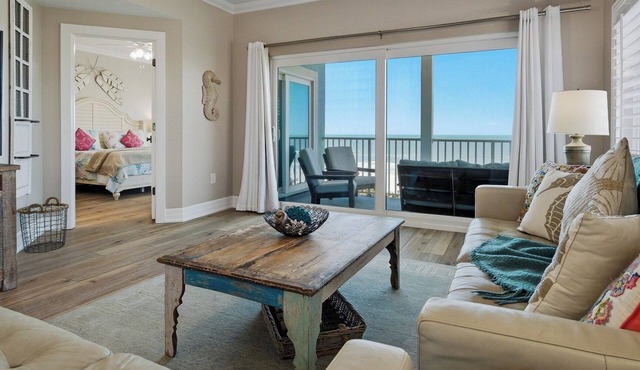 Beachfront, Tropical Paradise, Intimate Complex, EV Charger!