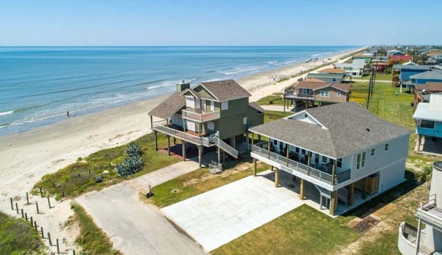 BEACHFRONT! TEN STEPS TO BEACH SAND! PERFECT BEACH VACATION!