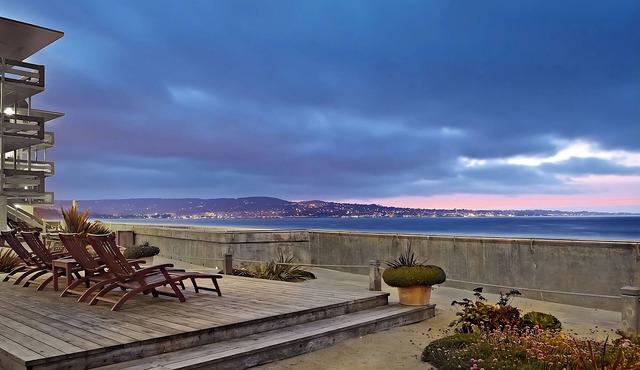 Beachfront Tranquility: Ocean Views & Sandy Toes