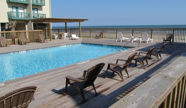 Beachfront Two Bedroom Condo with a Pool/2 nights or 7 nights. Pet friendly!