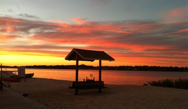 Beachfront ! Two steps to the sand !