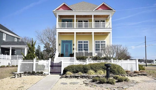 Beachfront - unbeatable location - steps to beach & shops - sunsets from porch!