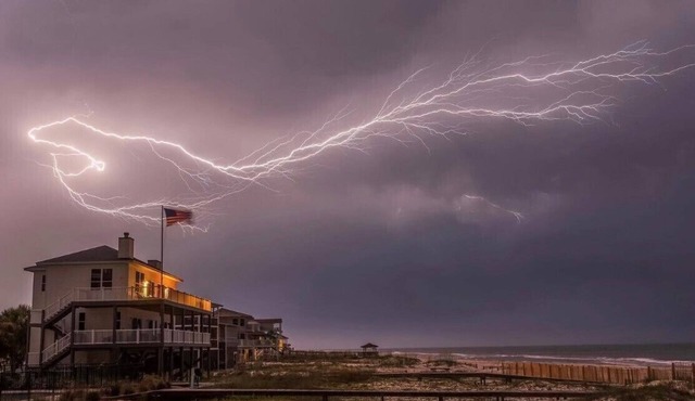 Beachfront, Pool, Spa, Pet Friendly, Elevator, Decks, fire pit, Games!