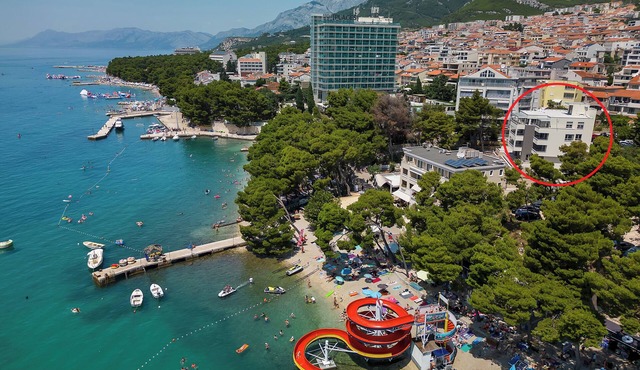 Beachfront Vacation Apartment in Makarska, 2 Bedrooms, Balcony, Elevator