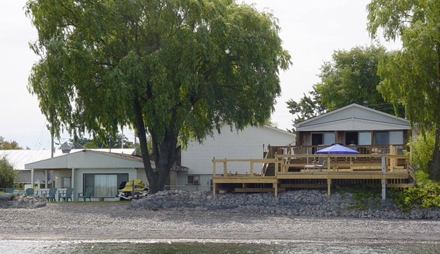 Beachfront Vacation Cottages - Lakeview Cottage