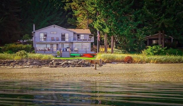 Beachfront vacation home on the most amazing mountain view beach