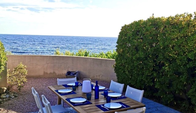 Beachfront villa, terrace and air conditioning, 5 min beach